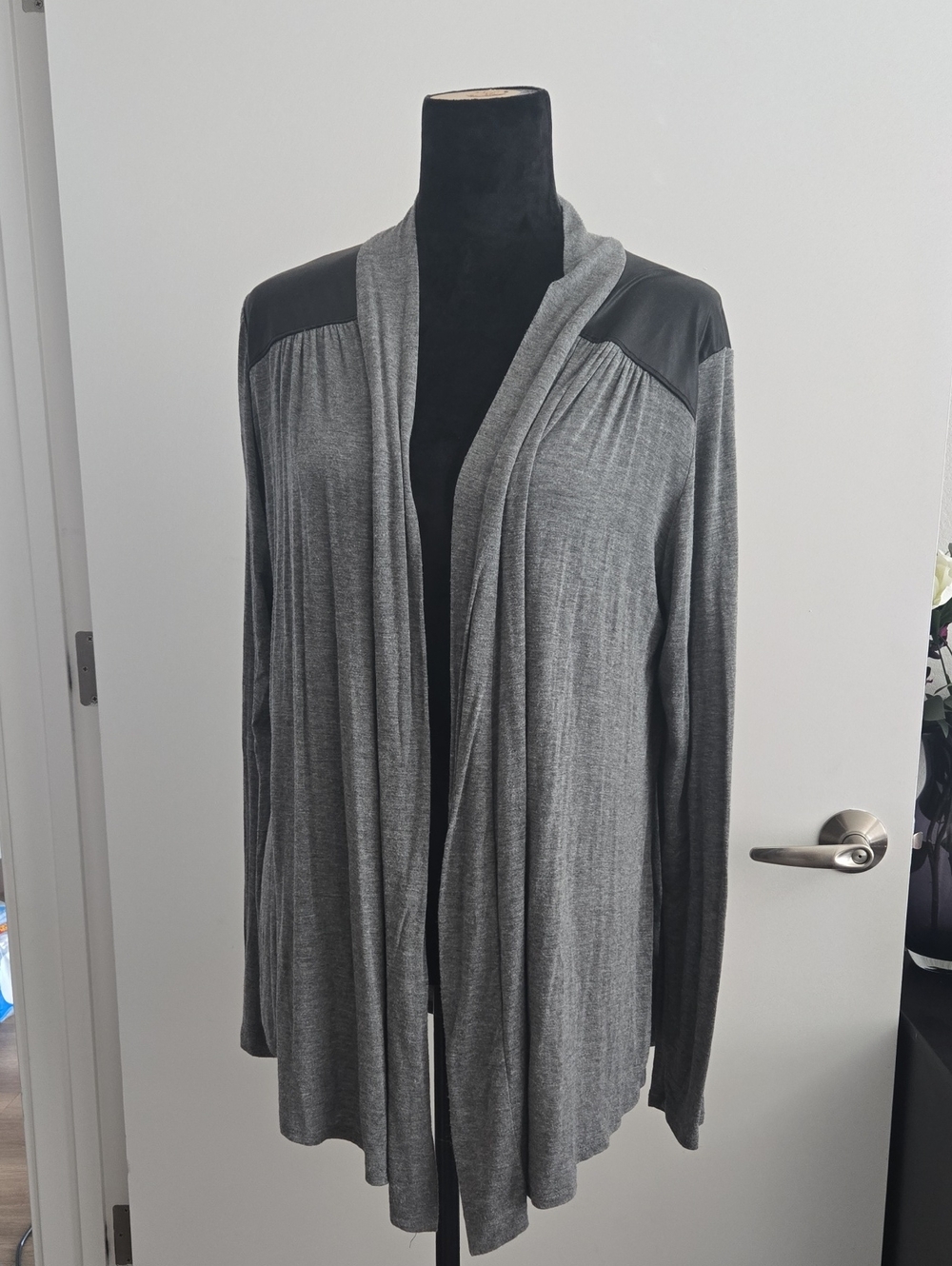 🫶🏽3/$15 Bozzolo Women's Top in Light Gray and Black